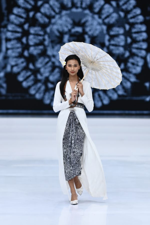 Rahajeng Long Kebaya in White
