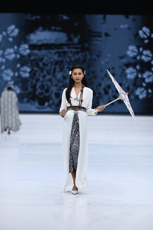 Rahajeng Long Kebaya in White - Image 2