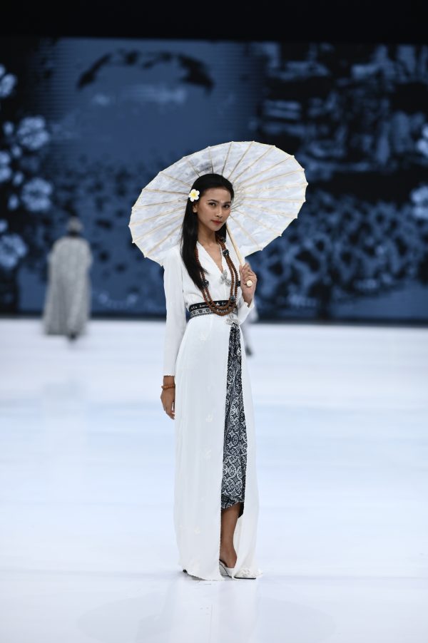 Rahajeng Long Kebaya in White - Image 3