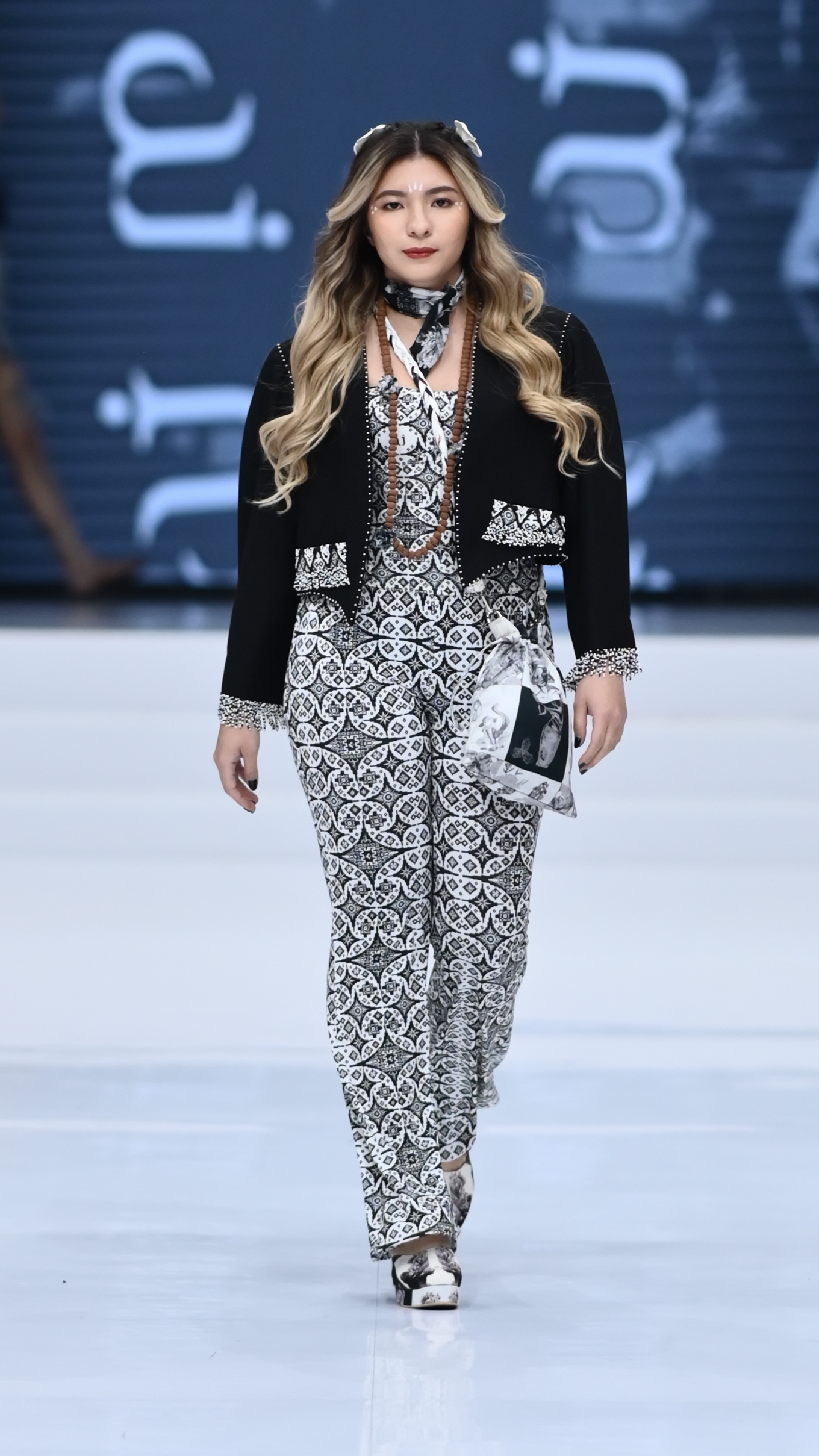 Arsa Cropped Blazer in Black & White