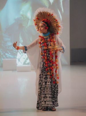 Sakina Outer in White Dayak
